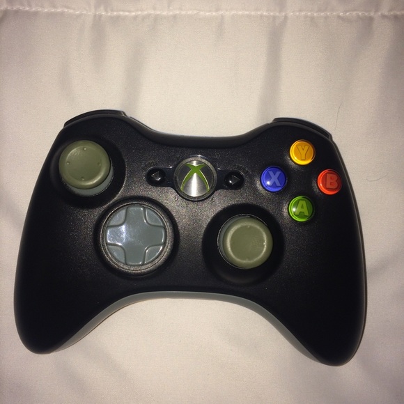 2 Xbox 360 Controllers - Picture 4 of 5
